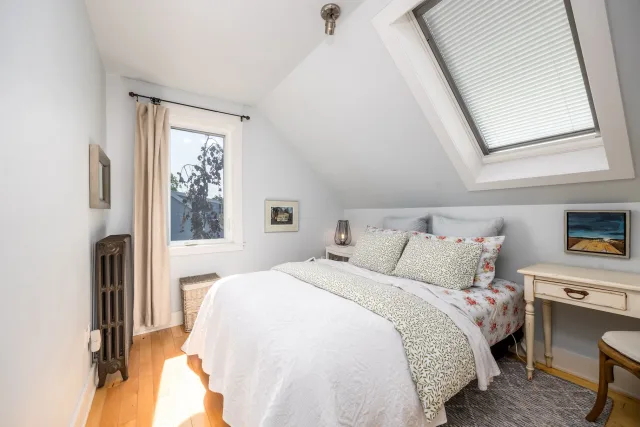 Downtown 1Bd+Den Breezy Black House Attic Get-Away